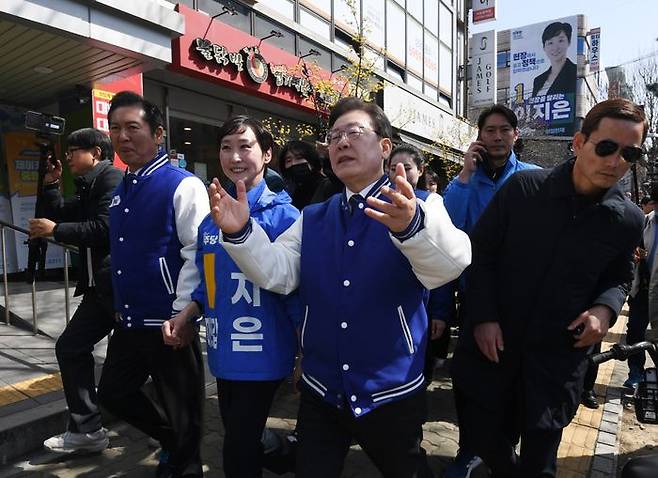 이재명 더불어민주당 대표, 정청래 마포을 후보, 이지은 마포갑 후보가 18일 서울 마포구 경의선숲길을 방문해 시민들과 인사를 나누고 있다. ⓒ뉴시스