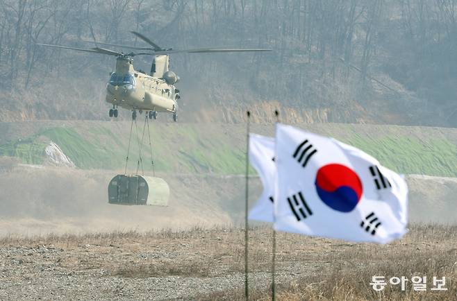 20일 오전 경기 파주시 임진강 일대에서 5공병여단, 미2사단/한미연합사단이 ‘’한미연합 제병협동 도하훈련‘을 실시하고 있다. 미국의 시누크 헬기가 교량가설단정(BEB)을 이송시키고 있다. 파주=최혁중 기자 sajinman@donga.com