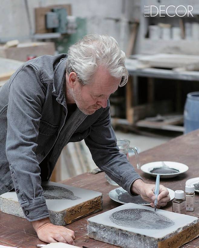 리소그래피 아틀리에인 ‘이뎀 파리(Idem Paris)’에서 준비한 로낭의 드로잉 시리즈. 리소그래피 아틀리에 ‘이뎀 파리’에서 드로잉을 하고 있는 로낭.