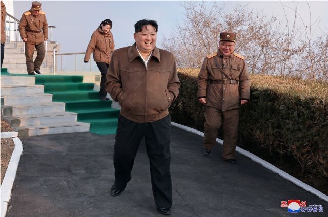 김정은 조선노동당 총비서 겸 국무위원장은 “신형 중장거리 극초음속 미사일용 고체연료 발동기(엔진) 지상분출시험을 지도하셨다”라고 20일 노동신문이 보도했다. 김 총비서 뒤쪽으로 동생인 김여정 노동당 중앙위 부부장이 보인다. 조선중앙통신 연합뉴스