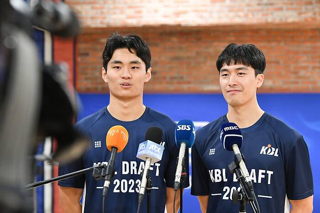 지난해 9월 신인 드래프트 당시 유기상(왼쪽)과 박무빈의 모습. KBL 제공