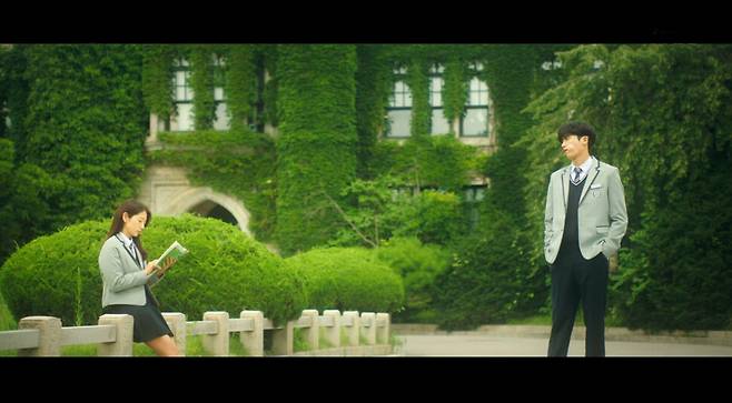 교육과 일자리가 연관된 무한 경쟁의 최종 목표는 10%가 안 되는 소수의 좋은 일자리다. 전국 1등을 한 두 고등학생은 당연하게 의과대학으로 진학하는 드라마 <닥터 슬럼프>. jtbc 제공