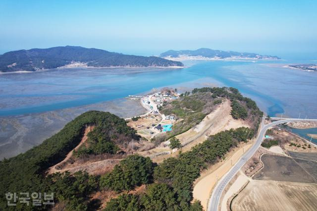 바닷가 마을을 껴안듯 조성된 태안 소근진성.