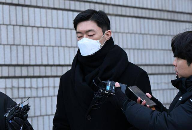 전두환 전 대통령 손자 전우원씨가 지난해 12월 22일 서울 서초구 서울중앙지법에서 열린 마약류관리법 위반 혐의 1심 선고 공판을 마친 후 법원을 나서고 있다. 박시몬 기자