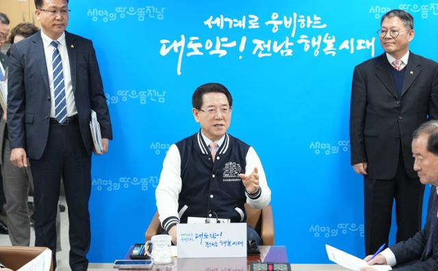 김영록 전남지사가 18일 오후 전남도청 기자실에서 지난 14일 개최된 스무 번째 ‘국민과 함께하는 민생토론회’와 관련된 내용을 발표하고 있다. 전남도 제공