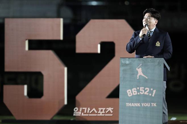 "김태균의 은퇴식이 SSG랜더스와의 경기가 열린 2021년 5월 29일 오후 대전 한화이글스파크에서 진행됐다. 김태균이 은퇴사를 하고 있다. 지난 시즌을 끝으로 은퇴한 김태균의 이날 은퇴식에서 현역 시절 배번인 52번이 영구결번됐다. 대전=김민규 기자