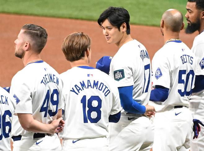 한국에서 사상 최초로 열리는 미국프로야구 메이저리그(MLB) 정규시즌 개막전을 앞두고 17일 오후 서울 고척스카이돔에서 LA 다저스와 키움 히어로즈가 스페셜매치를 펼쳤다. 경기전 오타니와 야마모토가 얘기 나누고있다. 고척돔=정시종 기자 