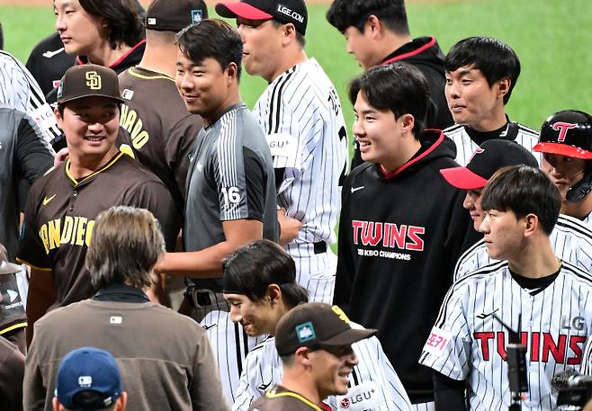 한국에서 사상 최초로 열리는 미국프로야구 메이저리그(MLB) 정규시즌 개막전을 앞두고 18일 오후 서울 고척스카이돔에서 샌디에이고 파드리스와 LG 트윈스가 스페셜매치를 펼쳤다. 경기 종료 후 샌디에이고 고우석이 LG 선수들과 만나고 있다. 고척돔=정시종 기자