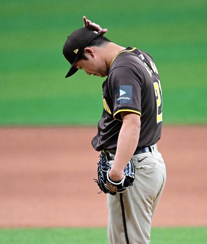 한국에서 사상 최초로 열리는 미국프로야구 메이저리그(MLB) 정규시즌 개막전을 앞두고 18일 오후 서울 고척스카이돔에서 샌디에이고 파드리스와 LG 트윈스가 스페셜매치를 펼쳤다. 샌디에이고 고우석이 9회 등판 역투 하고있다. 고척돔=정시종 기자 capa@edaily.co.kr /2024.03.18.