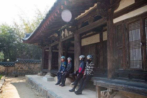 자전거 여행자들이 조선 중기 때 별서인 월연정을 방문해 정취를 감상하고 있다.