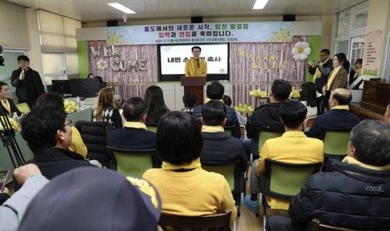 지난 4일 전남 신안군 홍도분교에서 열린 입학식에서 참석한 내빈이 인사말을 하고 있다. [사진 신안군]