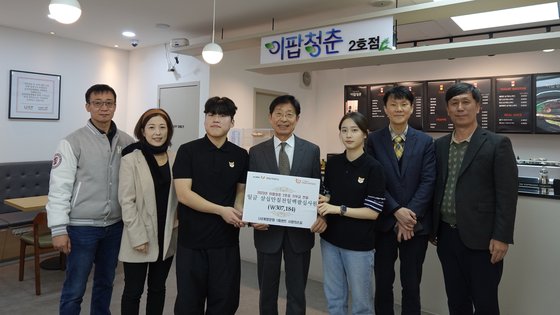 계명문화대학교 창업 키움카페 ‘이팝청춘 2호점’을 운영하고 있는 학생들이 박승호 총장에게 기부금을 전달하고 있다.