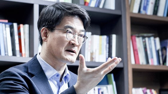 최병천 전 민주연구원장이 지난 1월 29일 오전 서울 영등포구 여의도 사무실에서 중앙일보와 인터뷰하고 있다. 김경록 기자