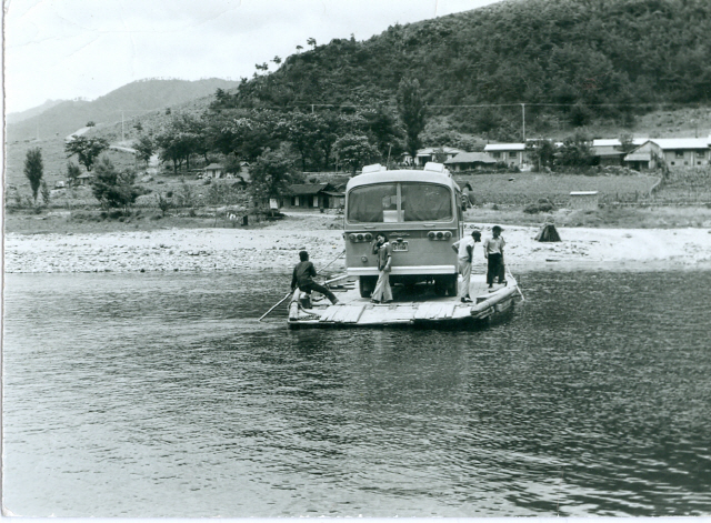 버스를 배에 싣고 강을 건넜던 1974년 정선군 여량면 도선장 모습. 사진제공=정선군청