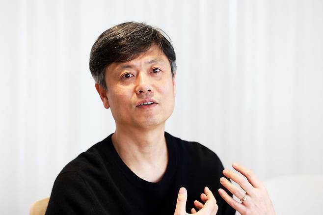 장병규 크래프톤 의장이 서울 강남구 역삼동에 있는 크래프톤 사무실에서 사업 전략과 방향에 대해 설명하고 있다.  /크래프톤