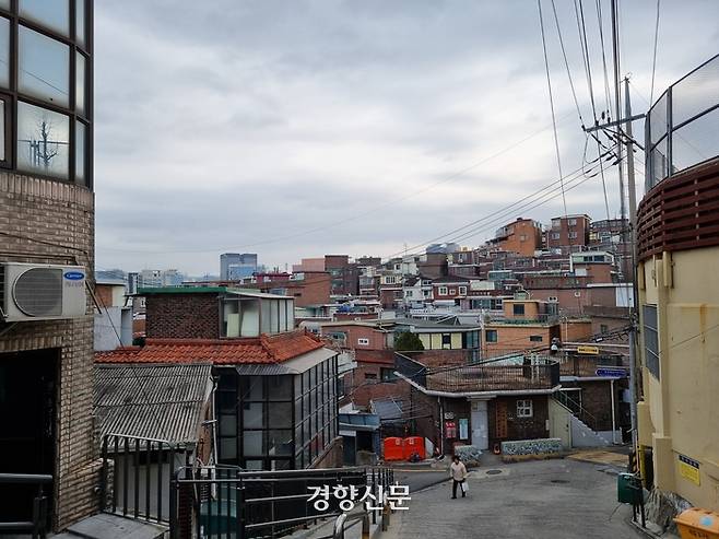 지난 19일 한 주민이 서울 용산구 청파동 골목길을 오르고 있다. 문광호 기자