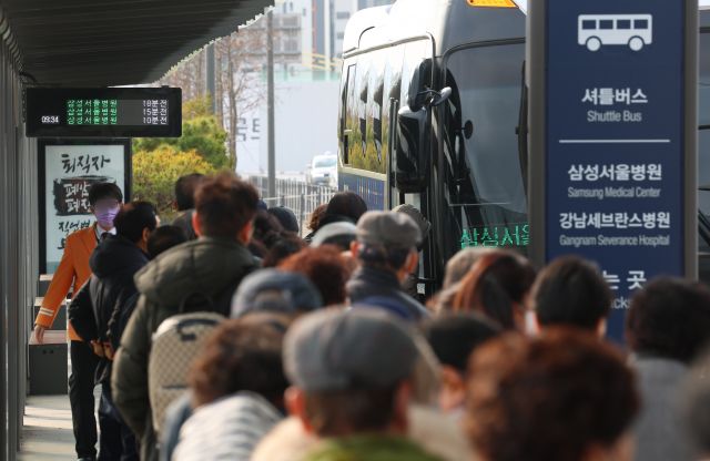 의대정원 증원을 둘러싼 의정갈등으로 의료 공백이 한 달 동안 이어진 19일 오전 서울 강남구 수서역 앞 버스정류장에서 대형 종합병원 내원객들이 셔틀버스를 기다리고 있다. 연합뉴스