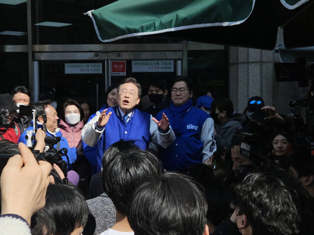 20일 인천 미추홀구 토지금고시장을 찾은 민주당 이재명 대표가 지지자들 앞에서 연설을 하고 있다. 박귀빈기자