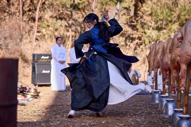 '파묘'가 국내를 넘어 인도네시아·베트남 등 아시아 지역에서 흥행 몰이하며 '부산행' '기생충'을 잇는 K무비의 탄생을 알렸다. 사진제공=쇼박스