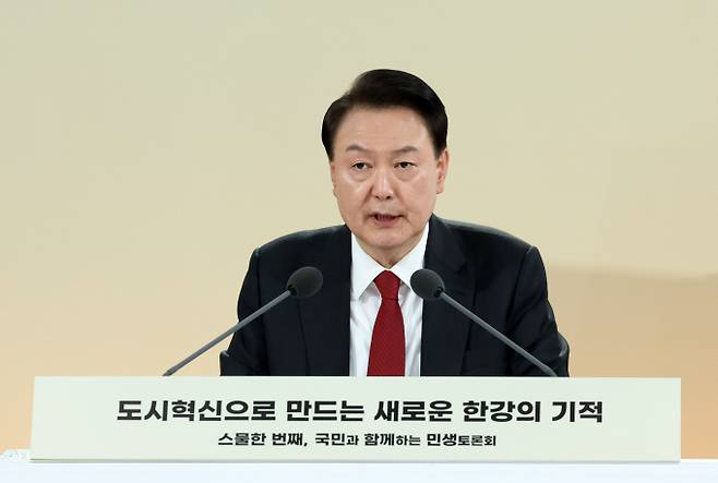 20일 윤석열 대통령이 제3차 민주주의 정상회의 본회의에서 직접 '기술, 선거·가짜뉴스' 세션을 주재한다고 밝혔다. 사진은 윤 대통령이 지난 19일 서울 영등포구 문래예술공장에서 '도시혁신으로 만드는 새로운 한강의 기적'을 주제로 열린 스물한 번째 국민과 함께하는 민생토론회에서 발언하는 모습. /사진=뉴시스