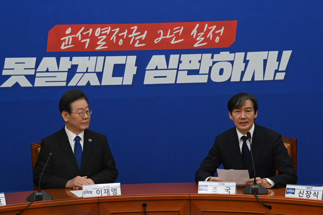 지난 5일 국회 더불어민주당 당대표실에서 조국(오른쪽)조국혁신당 대표가 발언하고 있다. 곽성호 기자