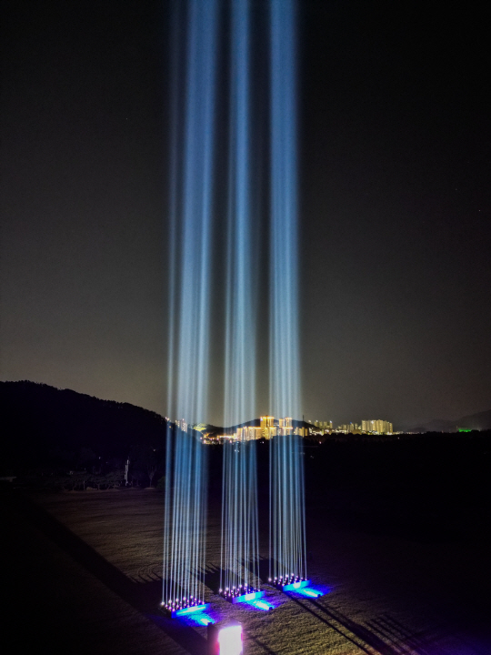 20일 오후 국립대전현충원 현충문 앞 현충광장에서 서해수호 55용사를 기리기 위한 ‘불멸의 빛’ 이 점등돼 빛기둥이 대전 하늘을 비추고 있다 . 국가보훈부 제공