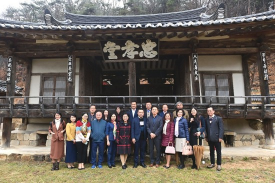 베트남 호찌민 국립대학교 대표단이 베트남 리 왕조 유적이 있는 경북 봉화군 충효당을 방문해 기념사진을 찍고 있다. (봉화군 제공)