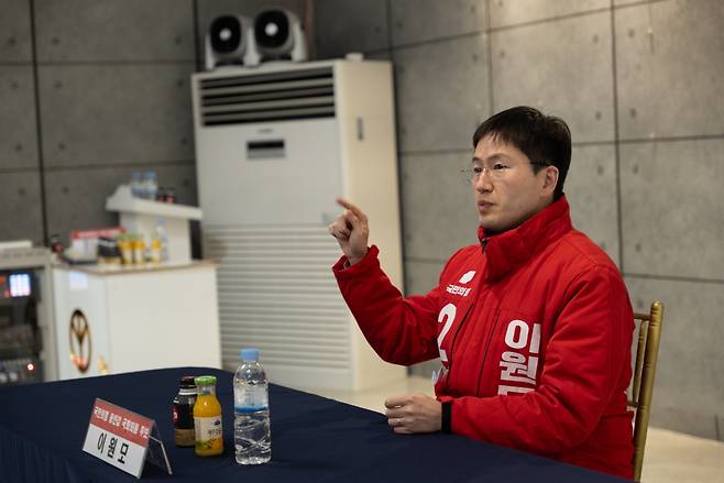 이원모 국민의힘 경기 용인갑 예비후보가 20일 ‘용인 첨단시스템 반도체 클러스터 국가산업단지 이동·남사 기업·소상공인 상생협의회 간담회’에 참여해 발언하고 있다. [캠프 제공]