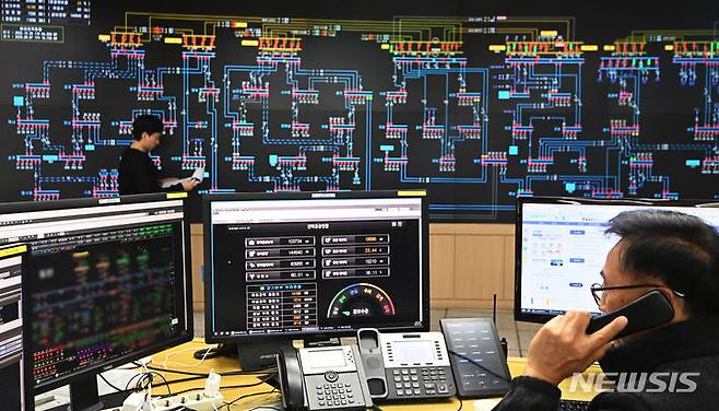 [수원=뉴시스] 김종택 기자 = 전국 대부분지역에 한파주의보가 발효된 22일 경기도 수원시 영통구 한국전력공사 경기지역본부 전력관리처 계통운영센터에서 관계자들이 전력수급현황을 점검하고 있다. 2024.01.22. jtk@newsis.com