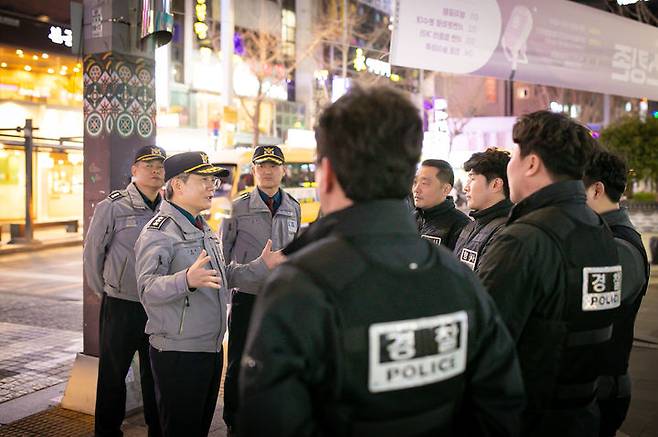 [부산=뉴시스] 우철문 부산경찰청장이 19일 오후 서면 길거리에서 활동 중인 경찰들과 이야기를 나누고 있다. (사진=부산경찰청 제공) 2024.03.20. photo@newsis.com *재판매 및 DB 금지