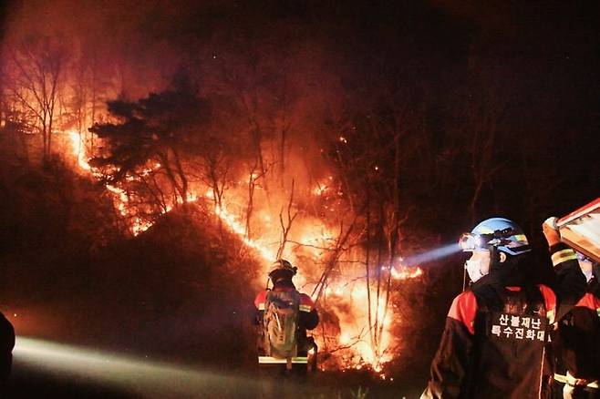 [양산=뉴시스] 양산시 원동면 내포리 산1-1에서 오전 1시21분께 발생한 산불을 산림당국이 진화하고 있다. (사진=양산시 제공) 2024.03.20. photo@newsis.com *재판매 및 DB 금지