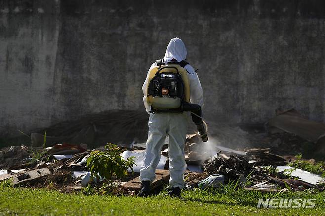 [브라질리아=AP/뉴시스] 브라질에서 1월1일~3월19일(현지시각)까지 뎅기열 확진자 수가 193만명 이상으로 집계되면서 역대 최다치를 경신했다고 브라질 매체 G1 등이 이날 보도했다. 사진은 뎅기열 감염 예방을 위해 훈증 소독하는 모습. 2024.03.20.