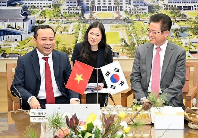 [안동=뉴시스] 베트남 호찌민대학교 응오 티 프엉 란(Ngô Thị Phương Lan) 인문사회과학대학 총장이 지난 19일 경북도를 찾아 이철우 경북지사와 협력강화 방안을 논의하고 있다. (사진=경북도 제공) 2024.03.20 *재판매 및 DB 금지