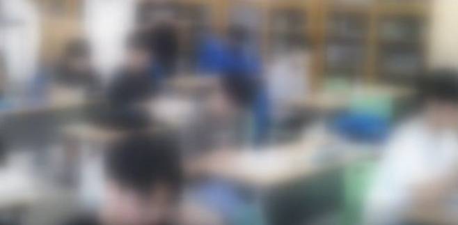 [서울=뉴시스] 대전의 한 고등학교에서 학생들이 자습하는 모습이 생중계된 것으로 전해졌다. 동시에 해당 영상들은 관리 소홀로 지난 8개월간 유튜브에 게시되어있었다. (사진=YTN 보도화면 캡처) *재판매 및 DB 금지