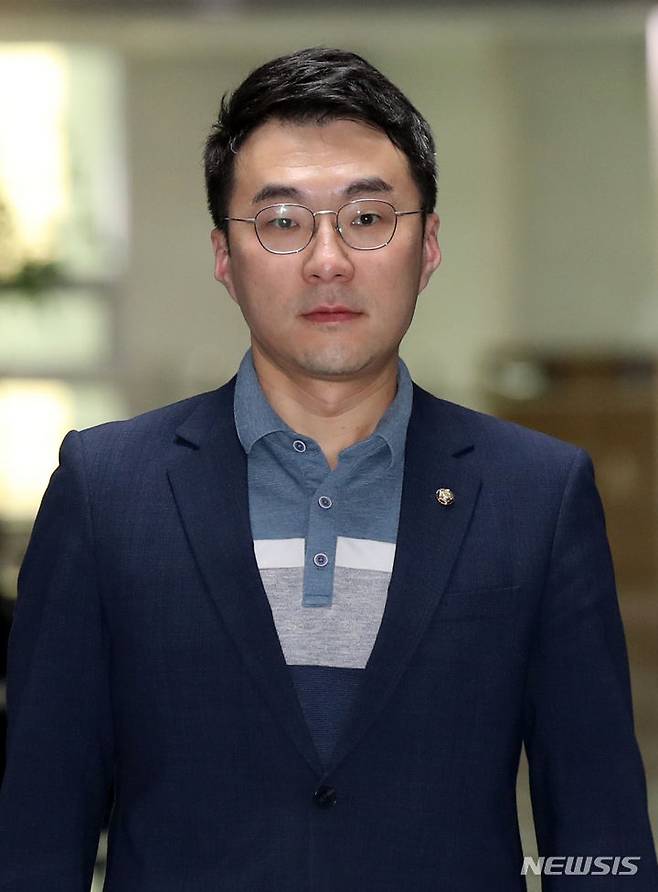 [서울=뉴시스] 고범준 기자 = 김남국 무소속 의원이 22일 오전 서울 여의도 국회 의원회관 사무실로 들어서고 있다. 이날 국회 윤리특별위원회 소위원회는 가상자산 투기 논란으로 더불어민주당을 탈당한 김 의원에 대한 징계안을 표결한다. 2023.08.22. bjko@newsis.com