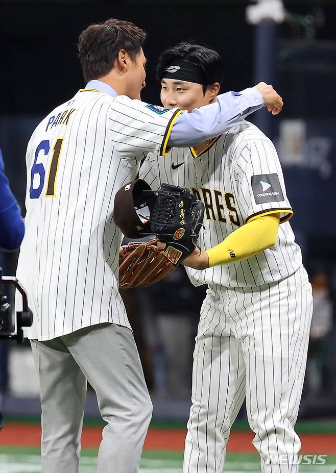 [서울=뉴시스] 정병혁 기자 = 한국인 최초 메이저리거 박찬호(전 LA 다저스 선수)가 20일 서울 고척스카이돔에서 열린 미국프로야구(MLB) 공식 개막전 LA 다저스 vs 샌디에이고 파드리스 1차전 경기 시작 전 시구를 마친 뒤 샌디에이고 파드리스 김하성과 포옹하고 있다. (공동취재) 2024.03.20. photo@newsis.com