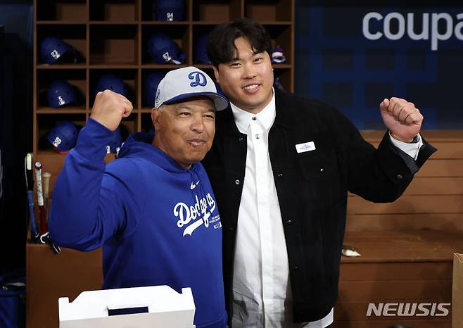 [서울=뉴시스] 김선웅 기자 = 한화 류현진이 20일 서울 고척스카이돔에서 열린 미국프로야구(MLB) 공식 개막전 LA 다저스 vs 샌디에이고 파드리스 1차전 경기 시작 전 LA 더그아웃을 방문해 다저스 시절 4년간 함께한 데이브 로버츠 LA 다저스 감독과 만나 인사를 나눈 후 기념사진을 촬영하고 있다. 2024.03.20. mangusta@newsis.com