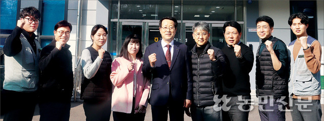 경기 고양축산농협 유완식 조합장(오른쪽 다섯번째)이 축산종합지원센터에서 임직원들과 함께 ‘범농협 사회공헌상’ 수상을 자축하며 상생과 나눔활동을 적극 펼치겠다고 각오를 다지고 있다.