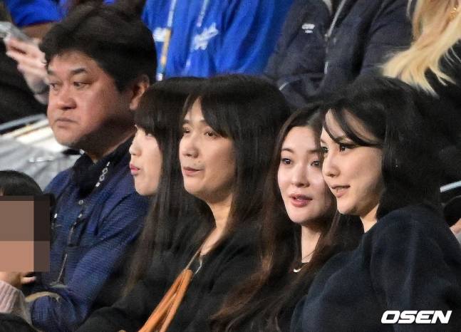 [OSEN=고척, 지형준 기자] 18일 서울 고척스카이돔에서 ‘서울 시리즈’ LA 다저스와 팀 코리아의 경기가 열렸다. 오타니의 가족과 지인이 경기를 지켜보고 있다. 왼쪽부터 오타니의 아버지, 누나, 어머니, 미즈하라 통역의 아내, 오타니의 아내. 2024.03.18 / jpnews@osen.co.kr