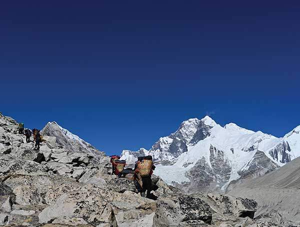 스위스캠프를 지나 너덜지대를 통과하는 스태프들.