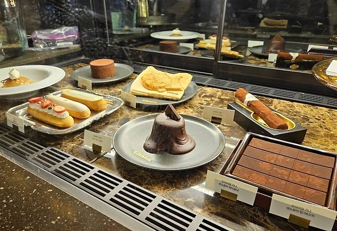 ‘가나 초콜릿 하우스’에서 판매 중인 디저트.&nbsp;매장 콘셉트와 더불어 메뉴 역시 사계절을 본떠 매주 바뀐다. 오는 24일까지는 여름, 26일∼31일은 가을, 4월2일∼7일까지는 겨울 계절을 연상하게 하는 메뉴와 인테리어를 즐길 수 있다.