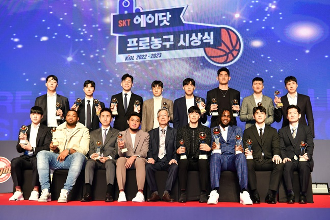 MVP 김선형(오른쪽 4번째)을 비롯한 2022~2023시즌 KBL 시상식 수상자 모습. /사진=KBL