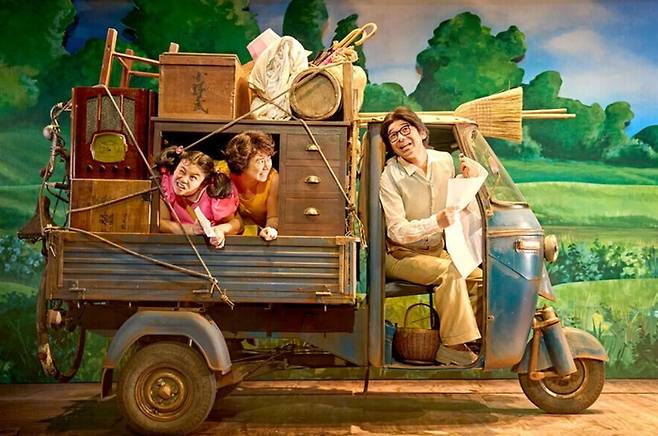 작은 트럭에 구겨지듯 탄 메이와 사치키가 나오는 모습 / 연극 <토토로> 홈페이지 갈무리