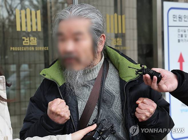 공판 마치고 나오는 조두순 (안산=연합뉴스) 홍기원 기자 = 야간외출 제한 명령을 어기고 집을 나섰다 적발돼 전자장치 부착 등에 관한 법률 위반 혐의로 불구속 기소된 아동 성범죄자 조두순이 11일 오전 경기도 안산시 수원지방법원 안산지원에서 열린 첫 공판을 마치고 나오며 취재진 질문에 답하고 있다. 2024.3.11 xanadu@yna.co.kr