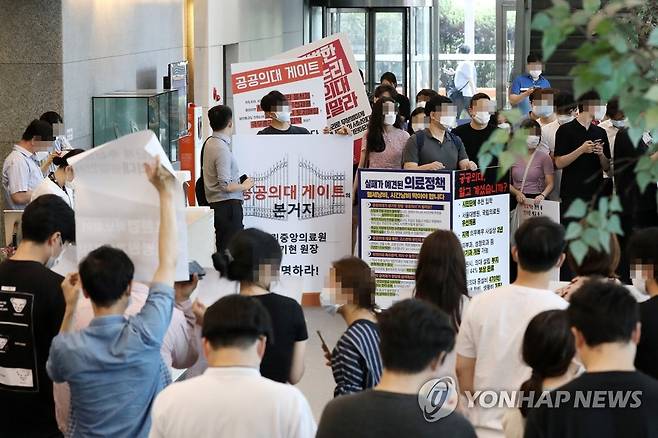 농성하는 전공의들 (서울=연합뉴스) 이진욱 기자 = 정부와 대한의사협회 사이의 합의에 반대하는 전공의들이 4일 오후 한국건강증진개발원이 입주한 서울 중구 남산스퀘어빌딩 1층 로비에서 농성을 벌이고 있다. 2020.9.4 cityboy@yna.co.kr