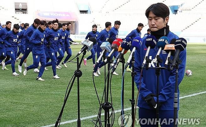 심경 밝히는 이강인 뒤로 훈련하는 대표팀 (서울=연합뉴스) 김인철 기자 = 지난 아시안컵 기간 주장 손흥민과 물리적 충돌로 '하극상' 논란을 일으켰던 이강인이 태국과 2026 FIFA 북중미 월드컵 2차 예선 경기를 하루 앞둔 20일 서울월드컵경기장에서 열린 훈련에 앞서 심경을 밝히고 있다. 뒤로 가볍게 러닝으로 몸을 푸는 대표팀이 보인다. 2024.3.20 yatoya@yna.co.kr