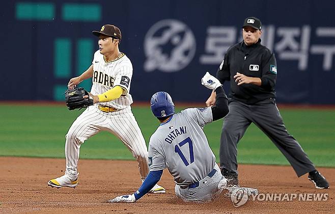 오타니, 도루 성공 (서울=연합뉴스) 박동주 기자 = 20일 서울 고척스카이돔에서 열린 2024년 미국프로야구 메이저리그(MLB) 정규시즌 개막전 로스앤젤레스 다저스와 샌디에이고 파드리스의 경기. 3회초 2사 때 1루 주자 LA 오타니 쇼헤이가 도루를 성공시키고 있다. 2024.3.20 [공동취재] pdj6635@yna.co.kr