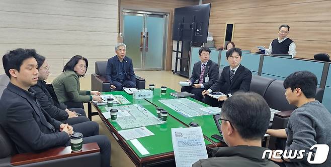 21일 오전 천범산 충북 부교육감이 충북 '나우 늘봄학교' 현장 안착 지원 방안 등을 설명하고 있다./뉴스1