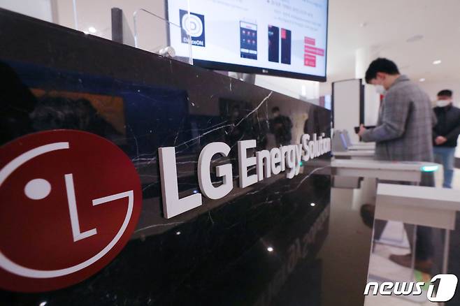서울 영등포구 여의도 파크원에 입주한 LG에너지솔루션 본사 로비에서 직원들이 오가고 있다. 2022.3.23/뉴스1 ⓒ News1 민경석 기자