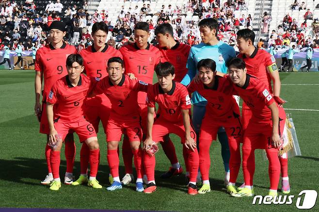 대한민국 축구대표팀 베스트 일레븐이 15일(현지시간) 카타르 도하 자심 빈 하마드 스타디움에서 열린 2023 아시아축구연맹(AFC) 카타르 아시안컵 조별리그 E조 대한민국과 바레인의 경기에서 기념촬영을 하고 있다. 2024.1.15/뉴스1 ⓒ News1 김성진 기자